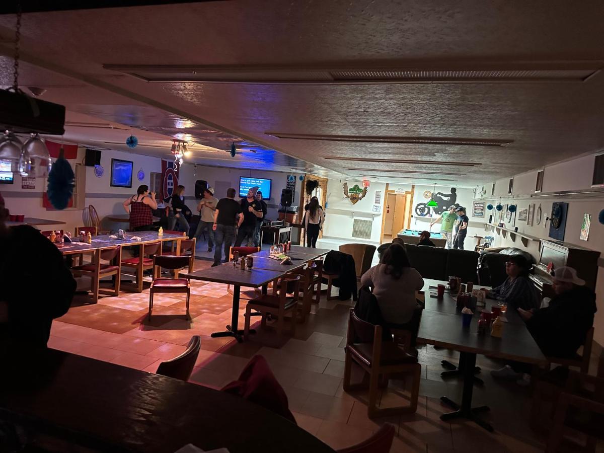 North Adventure Inn Cochrane Eksteriør billede
